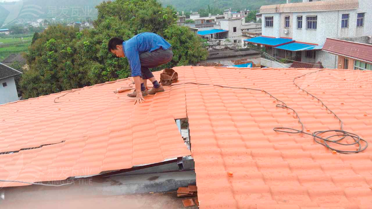 屋頂鋪設(shè)安裝合成樹脂瓦時，牢牢記住這3點，就不怕屋頂出問題！